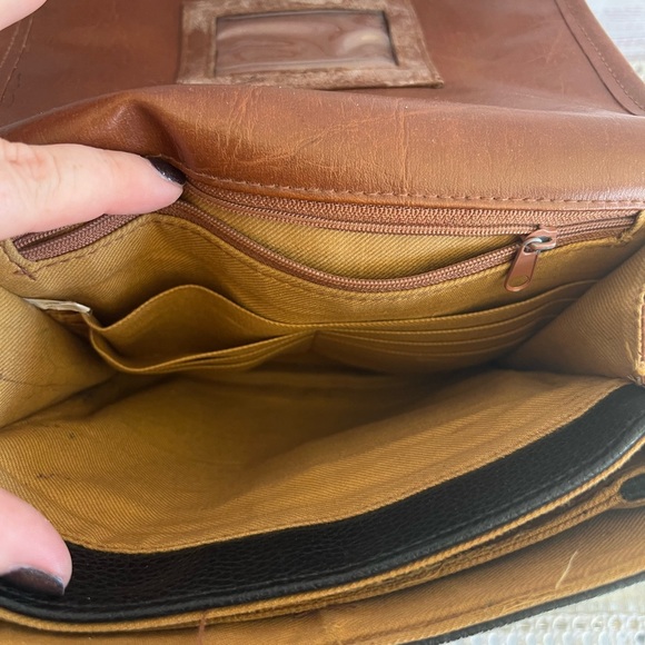 CARRYLAND USA Vintage Pebbled Leather Crossbody Purse - Picture 4 of 6